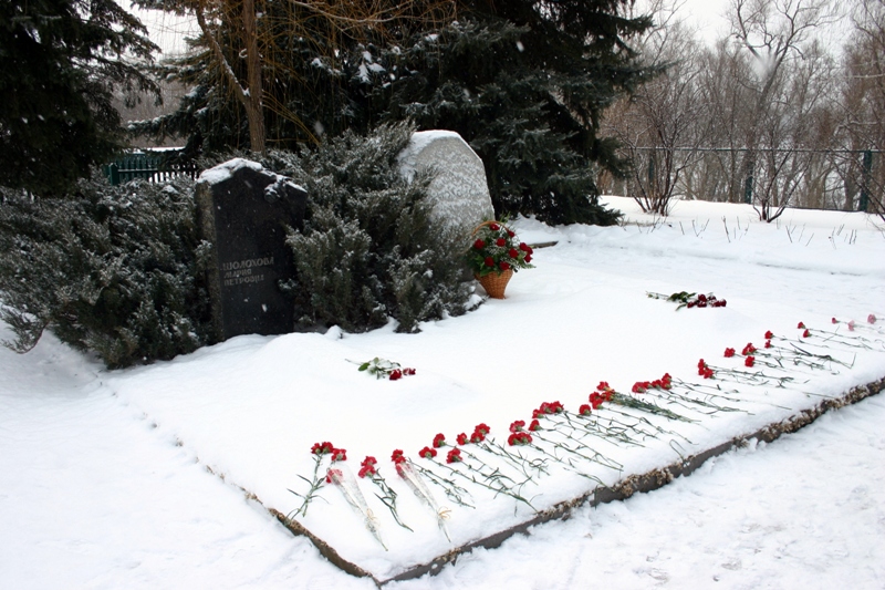 Когда умер шолохов. Могила Михаила Шолохова. М А Шолохов могила. Шолохов могила.