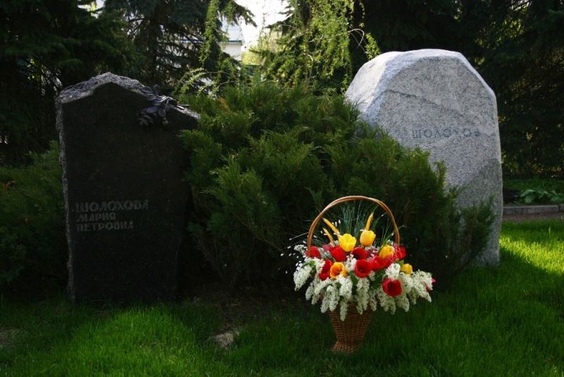 Шолохов похоронен. Могила Шолохова. Могила Михаила Шолохова.
